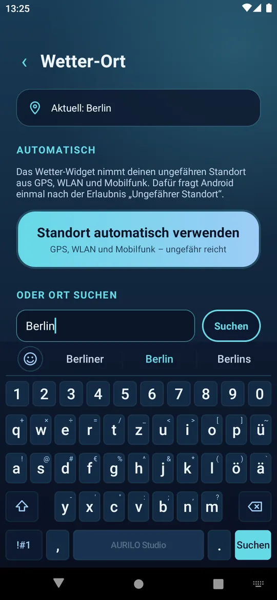 Die AURILO Tastatur mit leuchtenden Tasten, Zahlenreihe, Umlauten und Wortvorschlägen beim Tippen des Wortes Berlin.